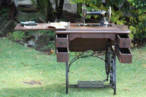 WOW!!! A STUNNING OCCASIONAL DISPLAY / SIDE TABLE!!! THIS IS TOTALLY UNIQUE & VERY BEAUTIFUL!!!