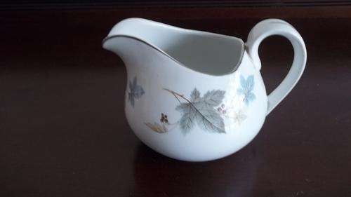 STUNNING RIDGEWAY OF ENGLAND WHITE MIST SERIES VINEWOOD PATTERN MILK JUG - WOW!!!