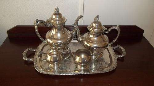 A MAGNIFICENT SILVER PLATED ONEIDA TEA AND COFFEE SET ON A TRAY - THIS IS VERY BEAUTIFUL!!!