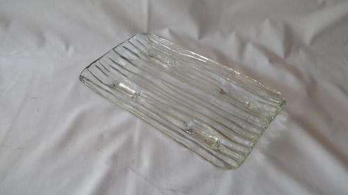 AN AWESOME HEAVY GLASS SANDWICH PLATE ON FEET WITH A STUNNING DESIGN - A VERY NICE PIECE