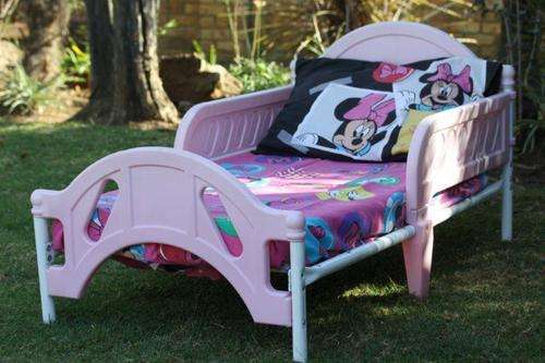 A STUNNING LITTLE GIRLS 'TODDLER BED' IN EXCELLENT CONDITION INCL THE MATTRESS!!!