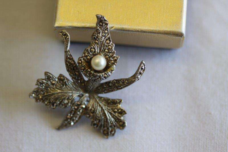 A STUNNING ANTIQUE PEARL BROOCH!!! STUNNING PIECE OF JEWELLERY IN FANTASTIC CONDITION...