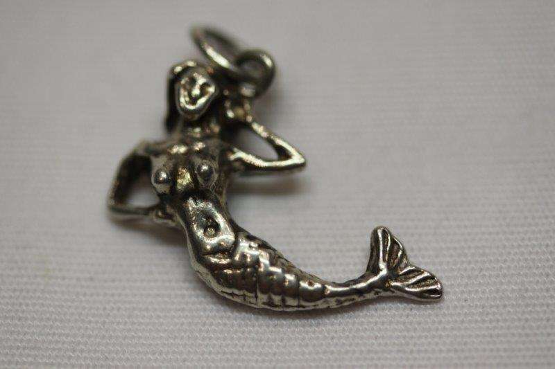 STUNNING STERLING SILVER MERMAID CHARM - A VERY PRETTY CHARM TO ADD TO YOUR COLLECTION