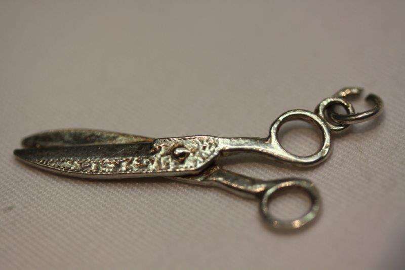 STUNNING STERLING SCISSORS CHARM - A VERY PRETTY CHARM TO ADD TO YOUR COLLECTION