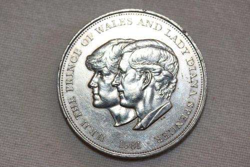 WOW!!! 1981 PRINCE CHARLES AND LADY DIANA MEDALLION!!!! NICE COLLECTABLE...