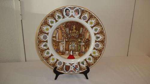 AN AMAZING COALPORT OF ENGLAND COMMEMORATIVE PRINCE CHARLES AND LADY DIANA SPENCER WEDDING PLATE