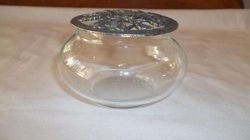 AN EXQUISITE GLASS TRINKET BOWL WITH A BEAUTIFULLY DESIGNED PEWTER LID - A STUNNER!!