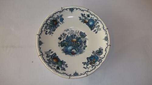 AN EXQUISITE VINTAGE MASON'S OF ENGLAND "FRUIT BASKET SERIES" COLLECTORS PLATE WITH A WALL HANGER