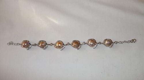 AN EXQUISITE LADIES SILVER PLATED FAUX PEARL BRACELET WITH DUSTY PINK FAUX PEARLS AND DIAMANTE