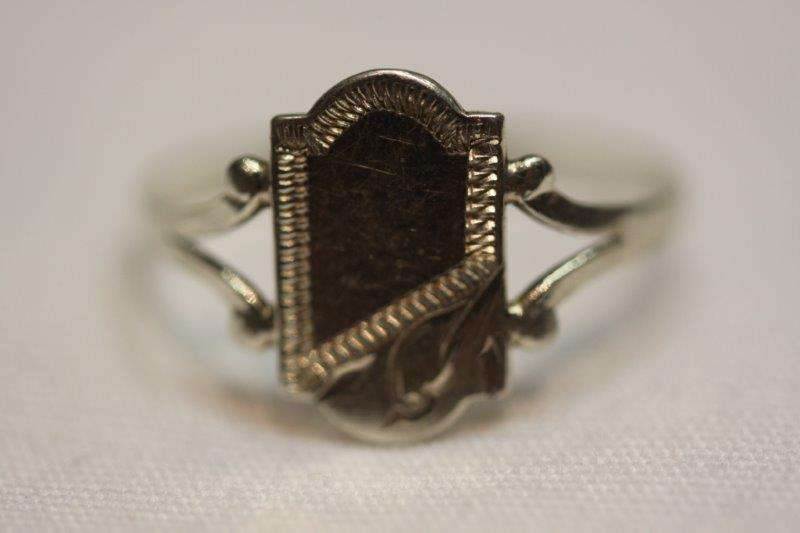 AN AWESOME STAMPED STERLING SILVER UN-ENGRAVED GIRLS SIGNET RING - THE IDEAL BIRTHDAY GIFT
