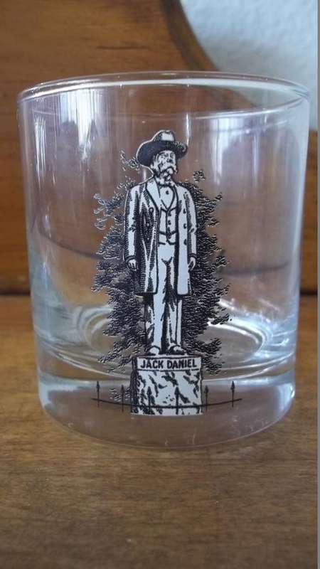 AN AMAZING JACK DANIEL COLLECTORS WHISKEY GLASS - IDEAL TO ADD TO YOUR COLLECTION OF BRANDED GLASSES