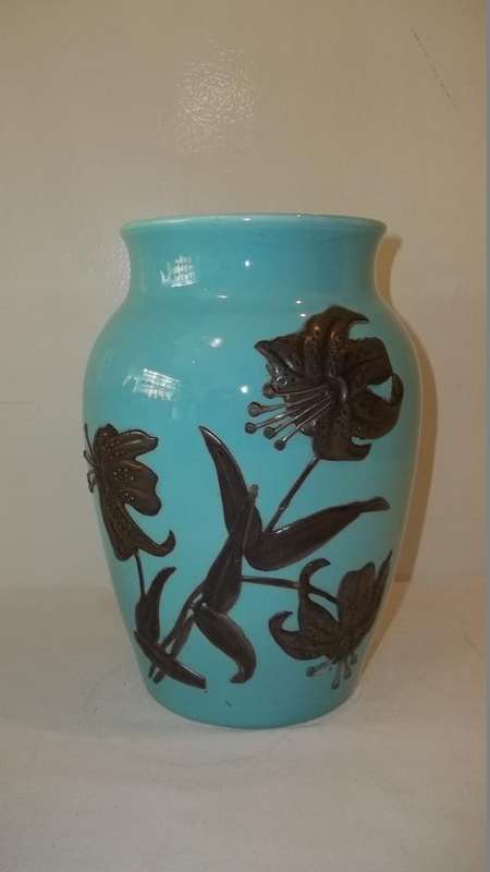AN EXQUISITE LARGE TURQUOISE BLUE FLOWER VASE WITH STUNNING LEAD OVERLAY