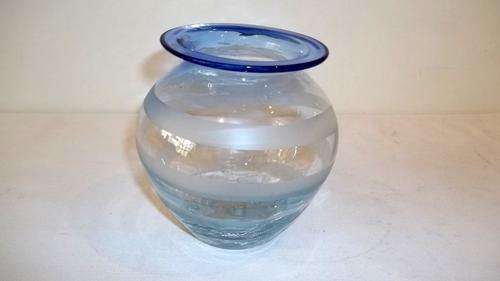 A STUNNING HAND BLOWN CRACKLE BLUE VASE WITH AN ACID ETCH RING AROUND THE VASE - VERY PRETTY!!!