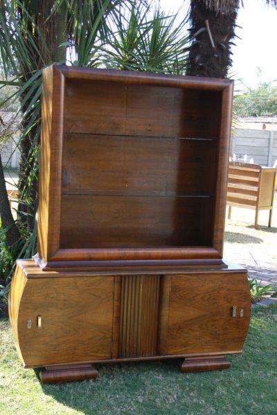 AN EXQUISITE 'ARTDECO' CURVED DISPLAY SHOWCASE WITH GLASS SHELVES - STUNNING FURNITURE!!!