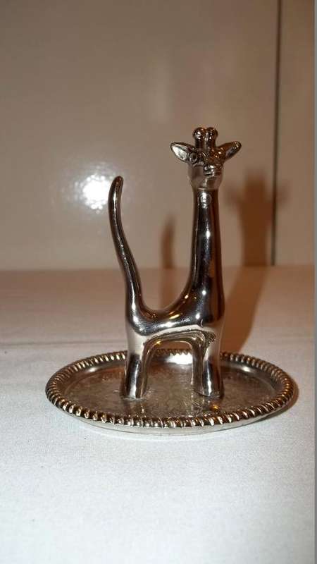 A STUNNING SILVER PLATED LADIES RING HOLDER MOUNTED ON AN ENGRAVED PLATE