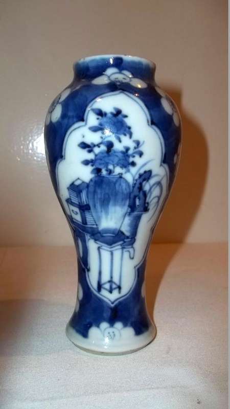 A STUNNING BLUE AND WHITE ORIENTAL SINGLE STEM PORCELAIN VASE - A VERY EXCITING PIECE