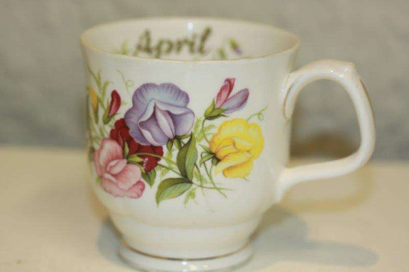 AN EXQUISITE ROYAL ALBERT "FLOWER OF THE MONTH SERIES" APRIL CUP - BEAUTIFUL DESIGN!!!