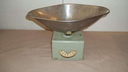 AN AWESOME VINTAGE INCA OF SWITZERLAND HOUSEHOLD SCALE WITH A GOODS TRAY = AWESOME!!!
