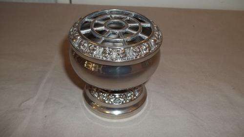 A STUNNING IANTHE OF ENGLAND SILVER PLATED TABLE POSY POT WITH STUNNING DESIGN WORK