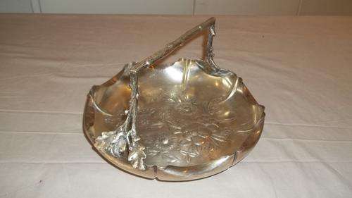 A SPECTACULAR VINTAGE MAPPIN & WEBB SILVER PLATED SERVING BOWL WITH A HANDLE