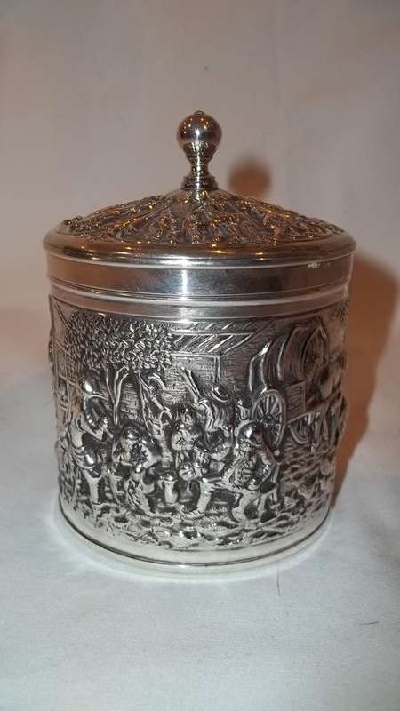 A RARE VINTAGE DOEWE EGBERTS & HERBERT HOOIJKAAS SILVER PLATED COFFEE TIN WITH AMAZING DETAILING