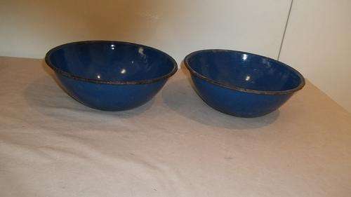 TWO STUNNING VINTAGE BLUE ENAMEL MIXING BOWLS WITH A BLACK RIMS - IDEAL FOR A FARM STYLE KITCHEN