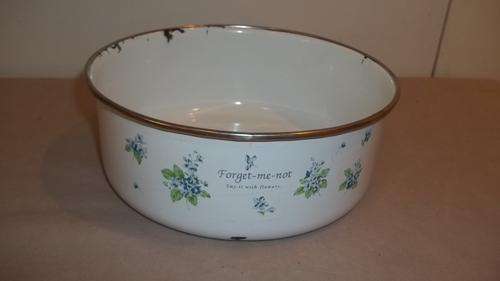 AN AMAZING WHITE ENAMEL BOWL WITH THE WORDS "FORGET ME NOT" AROUND THE BOWL - NICE FOR A BATHROOM