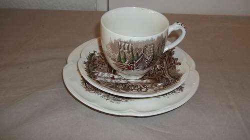 A STUNNING VINTAGE JOHNSON BROTHERS OF ENGLAND "HADDON HALL" TRIO - A CAKE PLATE, A CUP AND A SAUCER