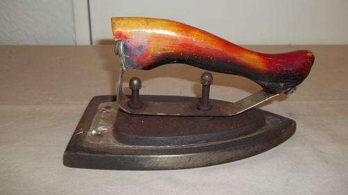 AN AWESOME VINTAGE COAL STOVE IRON WITH A RED WOODEN HANDLE - QUITE AWESOME