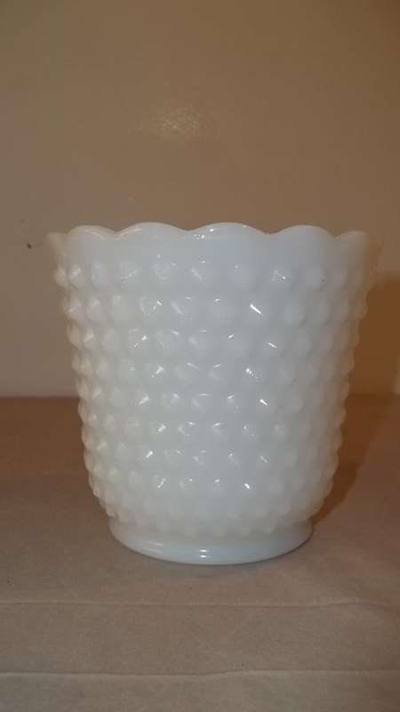 A VERY CLASSY WHITE MILK GLASS BROAD RIMMED FLOWER VASE WITH A BEAUTIFUL DESIGN - VERY RETRO!!