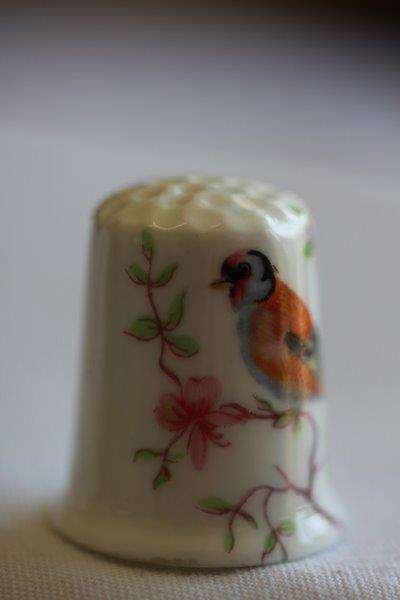 A STUNNING PORCELAIN/ FINE BONE CHINA THIMBLE OF A RED BIRD