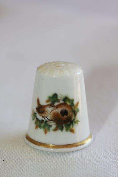 A MAGNIFICENT SPODE PORCELAIN/ FINE BONE CHINA THIMBLE OF THE MONTH OF A BROWN BIRD AT IT'S NEST