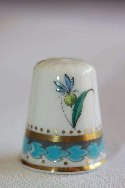 A MAGNIFICENT SPODE PORCELAIN/ FINE BONE CHINA THIMBLE OF A BLUE FLOWER WITH BLUE AND GOLD TRIM