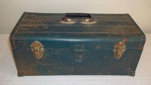 AN AWESOME LARGE BLUE METAL TOOL BOX WITH REMOVABLE TRAY AND LOCKABLE LATCH