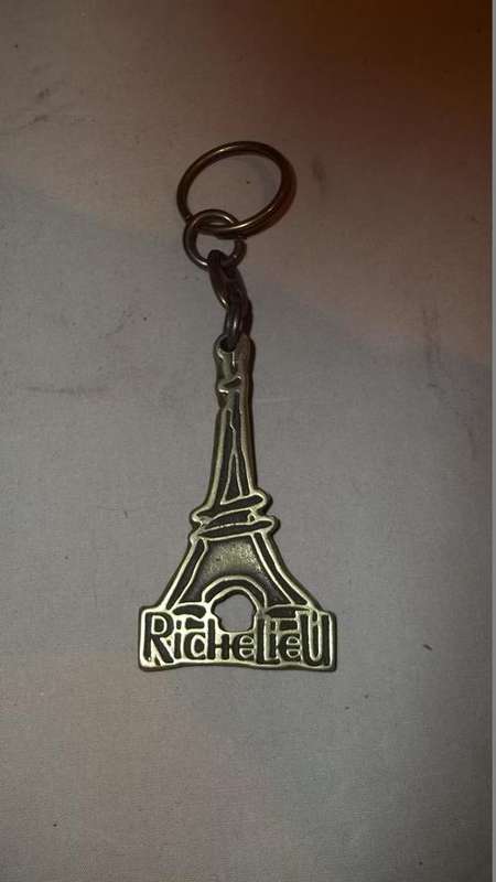 AN AWESOME RICHELIEU BRANDY KEY RING OF THE EIFFEL TOWER IN PARIS - A NICE BAR COLLECTORS PIECE