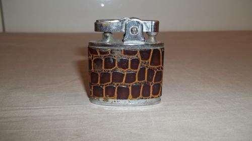 A STUNNING VINTAGE FAUX CROCODILE LEATHER ENCASED FLINT LIGHTER - A GREAT COLLECTORS PIECE