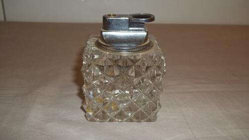 A FANTASTIC SQUARE VINTAGE GLASS TABLE LIGHTER WITH A STUNNING DESIGN - AN AMAZING COLLECTORS PIECE