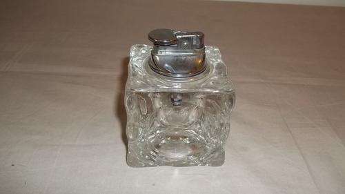 A SUPERB SQUARE VINTAGE GLASS TABLE LIGHTER WITH A STUNNING DESIGN - AN AMAZING COLLECTORS PIECE