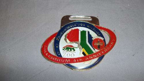 A FANTASTIC COCA-COLA AND JOHANNESBURG ZOO "RUN/WALK FOR WILDLIFE" MILLENNIUM BADGE