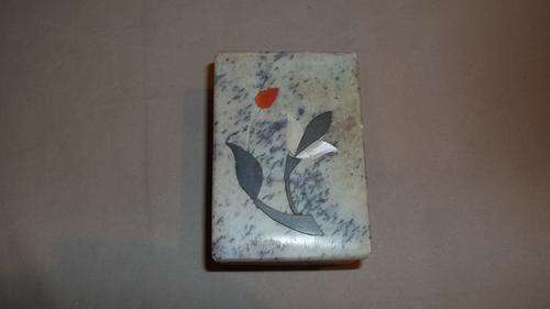 AN EXQUISITE SOAP STONE TRINKET BOX WITH A STUNNING INLAY LID - QUITE BEAUTIFUL