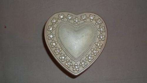 A VERY ELEGANT HEART SHAPED ALUMINIUM TRINKET BOX WITH A RING OF FLOWERS WITH DIAMANTE CENTRES