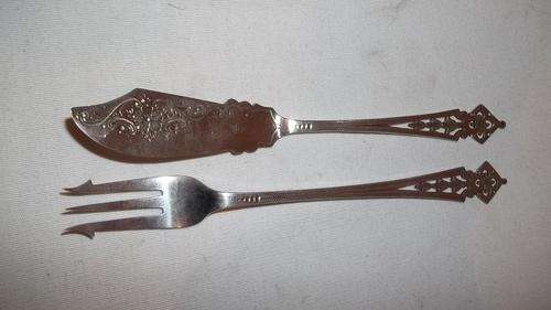 A STUNNING ANTIQUE HALLMARKED STERLING SILVER HENRY WILKINSON PICKLE KNIFE AND FORK