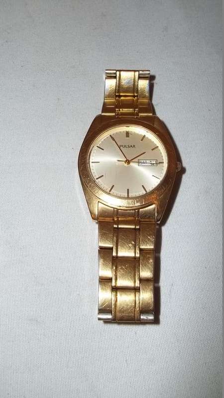 AN AWESOME PULSAR V733 OF JAPAN GOLD PLATED WATCH WITH DATE AND DATE