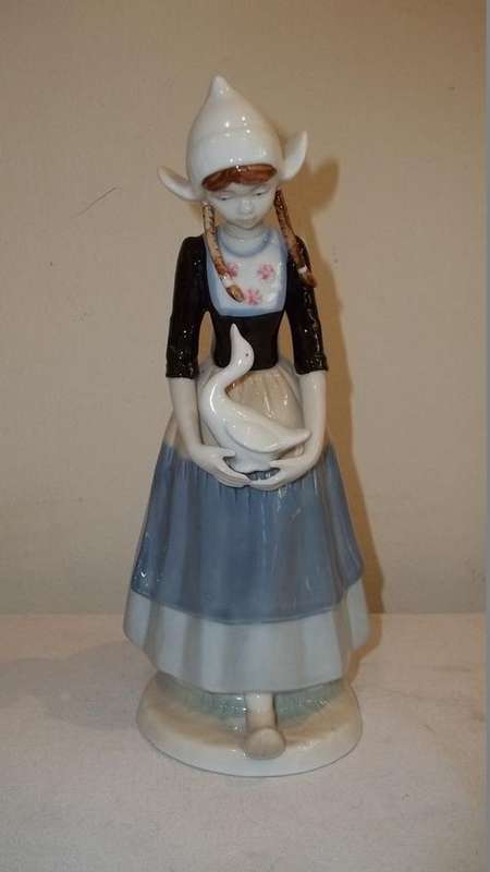 A MAGNIFICENT LLADRO? PORCELAIN FIGURINE OF A DUTCH GIRL IN TRADITIONAL WEAR HOLDING A GOOSE