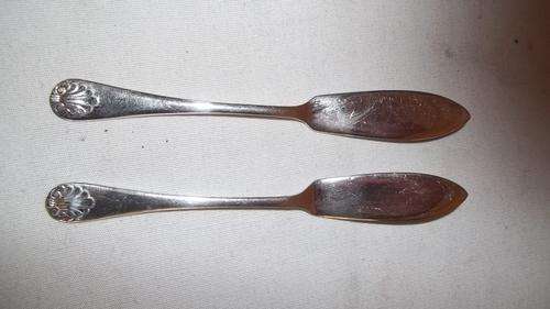 TWO AMAZING EPNS SILVER PLATED PATE KNIVES WITH STUNNING DESIGN WORK ON THE HANDLE