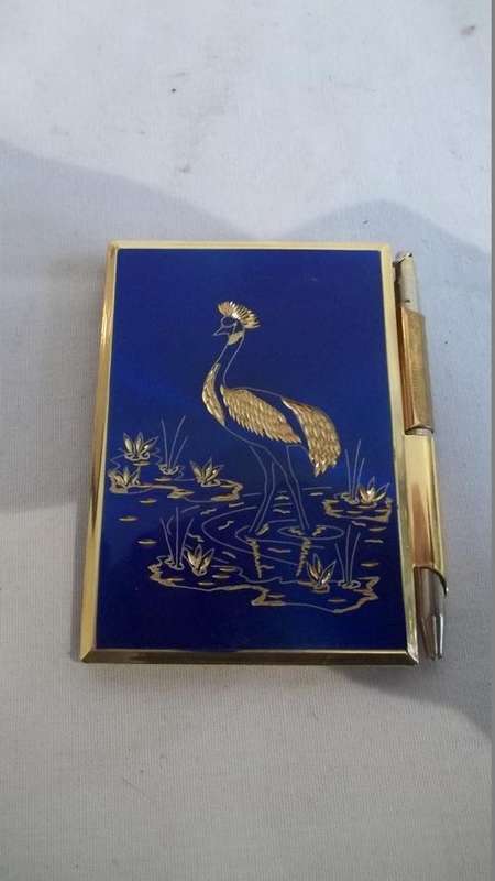 A SUPERB VINTAGE STRATTON OF ENGLAND GOLD PLATED AND BLUE ENAMELLED NOTE BOOK HOLDER WITH PEN