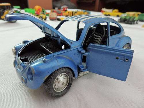 AN AWESOME VINTAGE POLISTIL OF ITALY DIE CAST VOLKSWAGEN BEETLE COLLECTABLE CAR