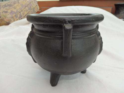 AN AWESOME BLACK CERAMIC THREE LEGGED POT PLANT HOLDER - IDEAL FOR SMALLER POT PLANTS