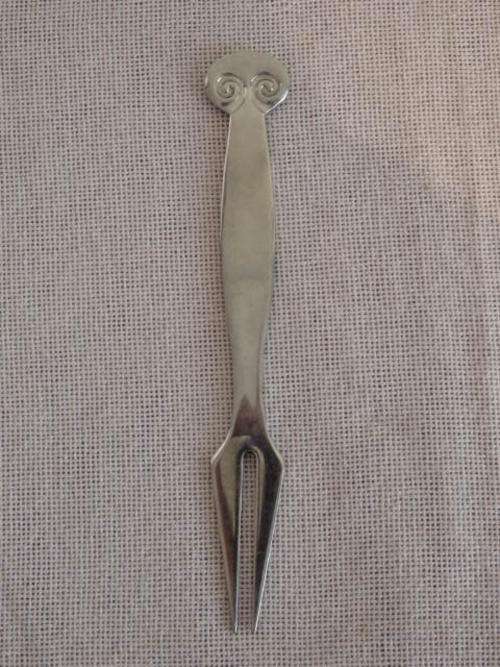 AN AWESOME CARROL BOYES 18/8 STAINLESS STEEL TWO PRONG COCKTAIL FORK