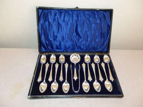 A MAGNIFICENT VINTAGE EPNS SILVER PLATED BOXED SET OF 12 TEASPOONS WITH A SUGAR TONGS & SUGAR SPOON
